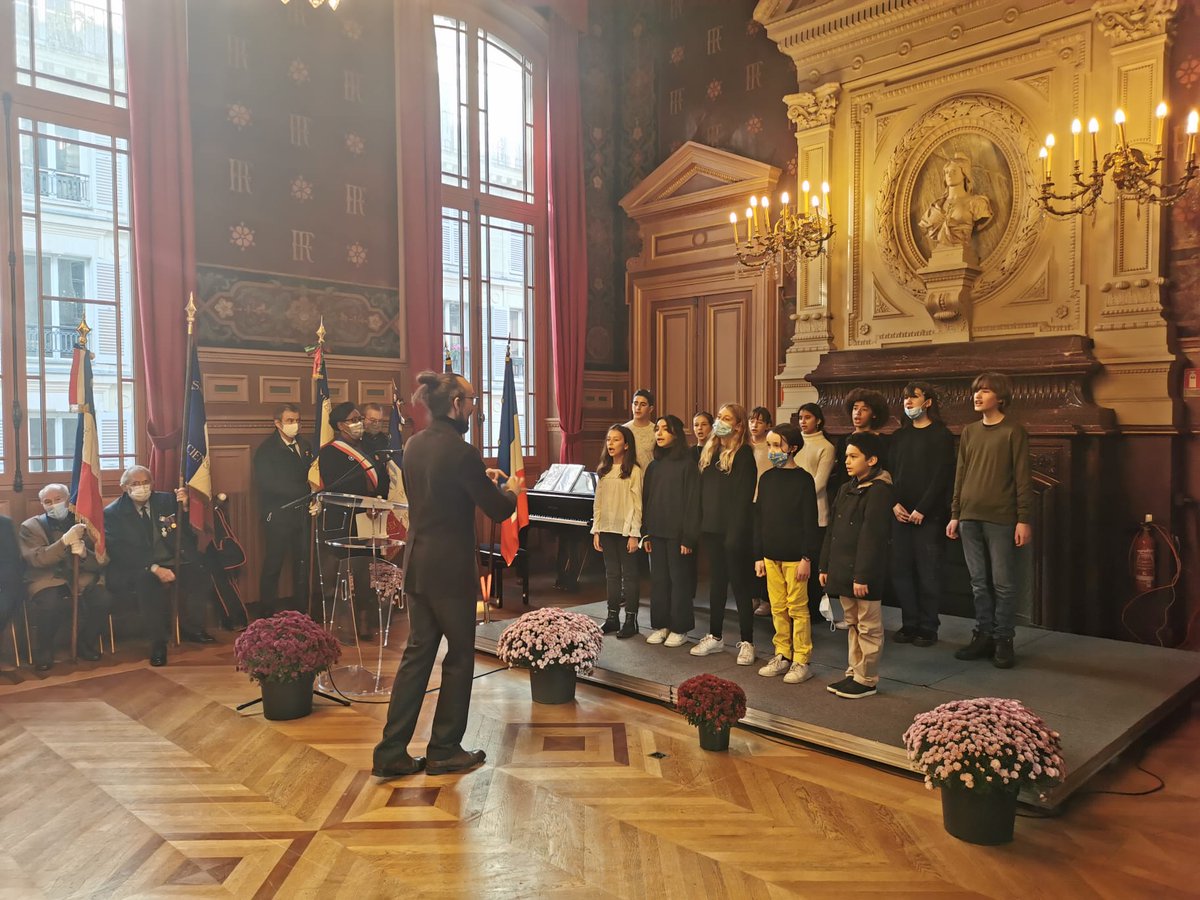 pbloche's tweet photo. En ce 103e anniversaire de #armistice, en @Mairiedu11 avec @FVauglin, nous avons rendu hommage aux millions de victimes civiles et militaires de ce terrible conflit et redit notre amour de la paix. Car, comme le disait François Mitterrand, "le nationalisme, c'est la guerre !" https://t.co/sOG2NiMZXo