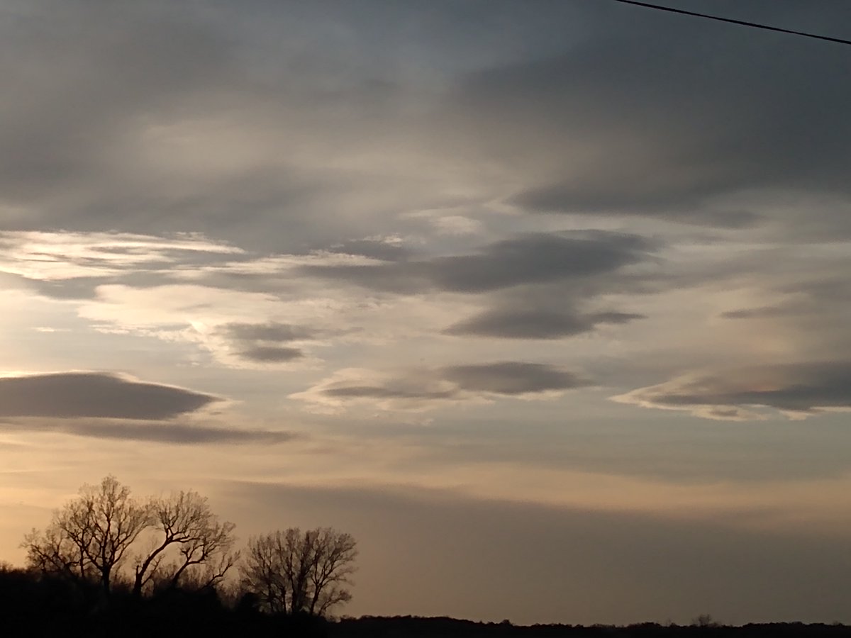 One420Nation's tweet photo. #ufo #mothership #huge https://t.co/LDkd61cnCW