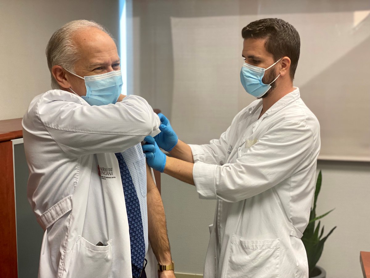 GVAdsTorrevieja's tweet photo. 👩⚕️ Más de 500 profesionales de @GVAdsTorrevieja ya se han vacunado contra la gripe.
💉 Hoy ha sido el turno de la directora de Enfermería, Julia López, y del director médico de Atención Primaria, Joaquín Vela. #xTixMi #VolvamosAArrimarElHombro
ℹ️ https://t.co/0Ke4HeFSNa https://t.co/l3IngOP8de