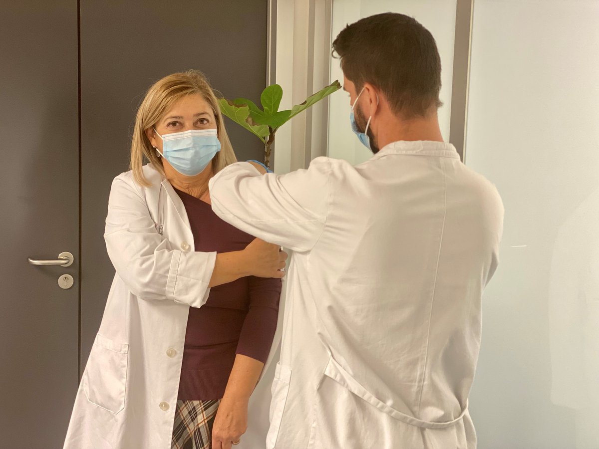 GVAdsTorrevieja's tweet photo. 👩⚕️ Más de 500 profesionales de @GVAdsTorrevieja ya se han vacunado contra la gripe.
💉 Hoy ha sido el turno de la directora de Enfermería, Julia López, y del director médico de Atención Primaria, Joaquín Vela. #xTixMi #VolvamosAArrimarElHombro
ℹ️ https://t.co/0Ke4HeFSNa https://t.co/l3IngOP8de