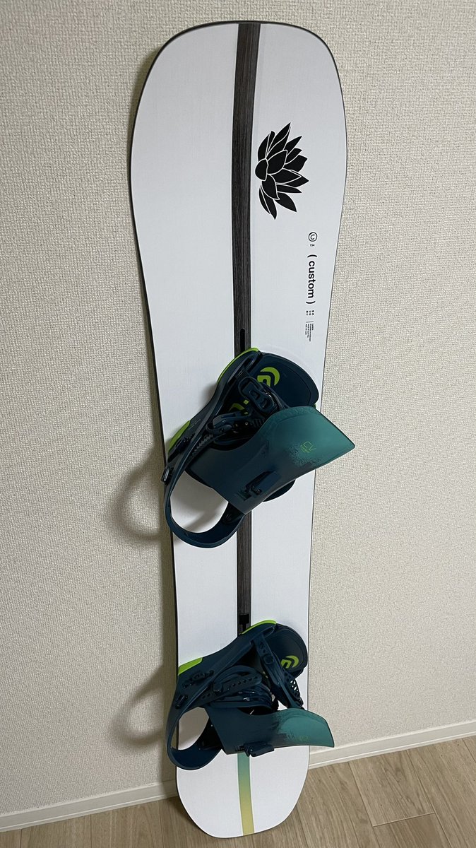 Lotus_402's tweet photo. 最高にかっこいいボードができてしまった…！
シナジーがやばい！

BURTON custom × FLUX CV https://t.co/58mCuuOHgO