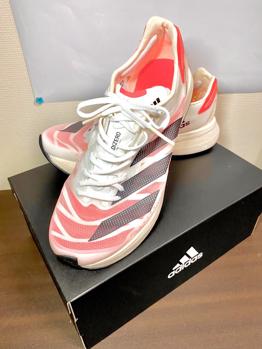 muscle_ironmask's tweet photo. 【これはヤバすぎ】こんなの使ったら他に戻れなくなる。最強のシューズを買ってしまった。軽さはもちろん推進力がえげつない。こんなん履いたらそりゃタイム上がるでしょ。だからこそランニング初心者には絶対勧められない1品。自信のある人は是非ご購入を。#adiospro2 #アディオスプロ2 https://t.co/JJXqFp4Ggv