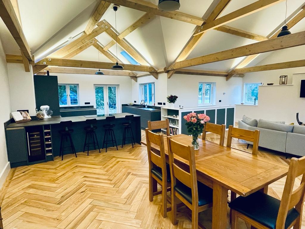 This kitchen combines our handleless cabinets with the barn conversion's traditional wooden beams to achieve a modern yet classic look 💙🤎⁠ ⁠ 📝 @homesweethome_sw⁠ 🏡 H Line Sutton New Forest⁠