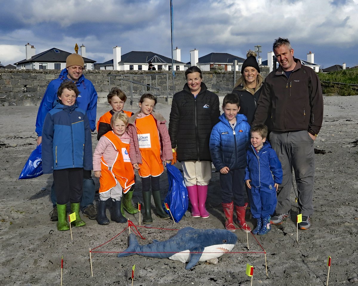 CleanCoasts's tweet photo. Well done to the volunteer ocean detectives helped @GalwayAquarium's #OceanDetective mystery on Salthill in #Galway! Great job everyone 🙌 #MarineLitter #CleanCoasts @GMIT_Research @EoinCullina https://t.co/MGigmcc8AJ