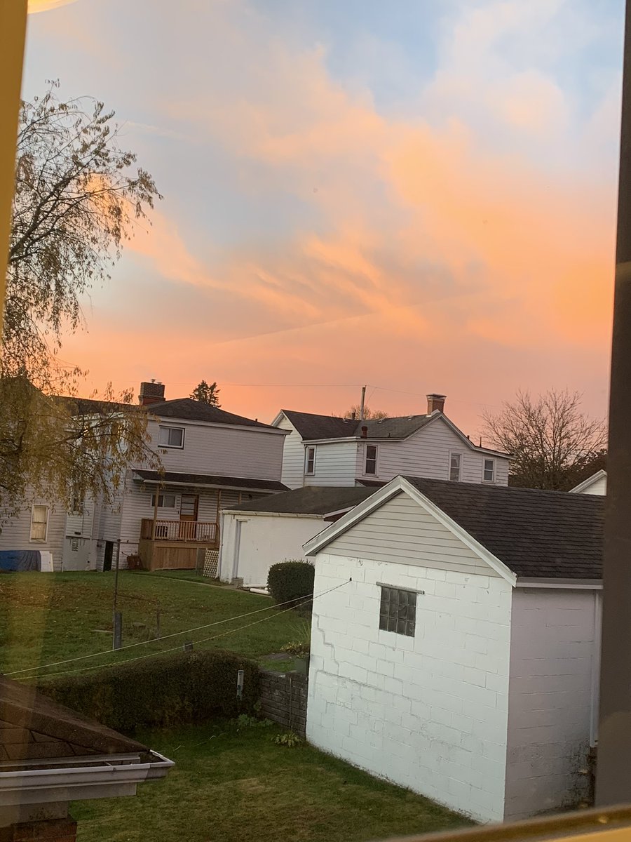mccaulleyauthor's tweet photo. New beginnings are a beautiful thing; if you’re up to see the change. #WritingCommunity #BlueFireBook #ThursdayMorning #authorlife #momlife #sunrise #startover #LifeGoesOn #inspirationalquotes https://t.co/9FfW5sOYdx