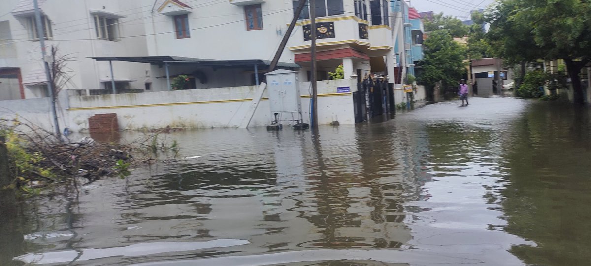 ActSathishkumar's tweet photo. மடிப்பாக்கம் சக்தி நகர் விரிவு முழுவதும் தண்ணீர் சூழ்ந்துள்ளது எந்த ஒரு நடவடிக்கைகள் இல்லை நீர் வெளியேற்றும் முயற்சி இன்னும் நவீனமாக இருந்தால் நன்றாக இருக்கும் 5 நாட்களாக வீட்டில் தண்ணீர் உள்ளது விரைவான நடவடிக்கைகள் வேண்டும் @chennaicorp @mkstalin எங்களுக்கு உதவி செய்யுங்கள் அரசே https://t.co/skRjXo7dY9