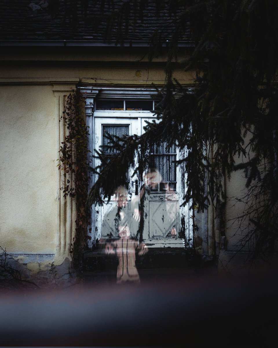 I'm something of an artist myself.
This photo is called " Late for Halloween ".

___
#Halloween #spooky #creepy #photography #ghosts #photo #photooftheday #photographer #art