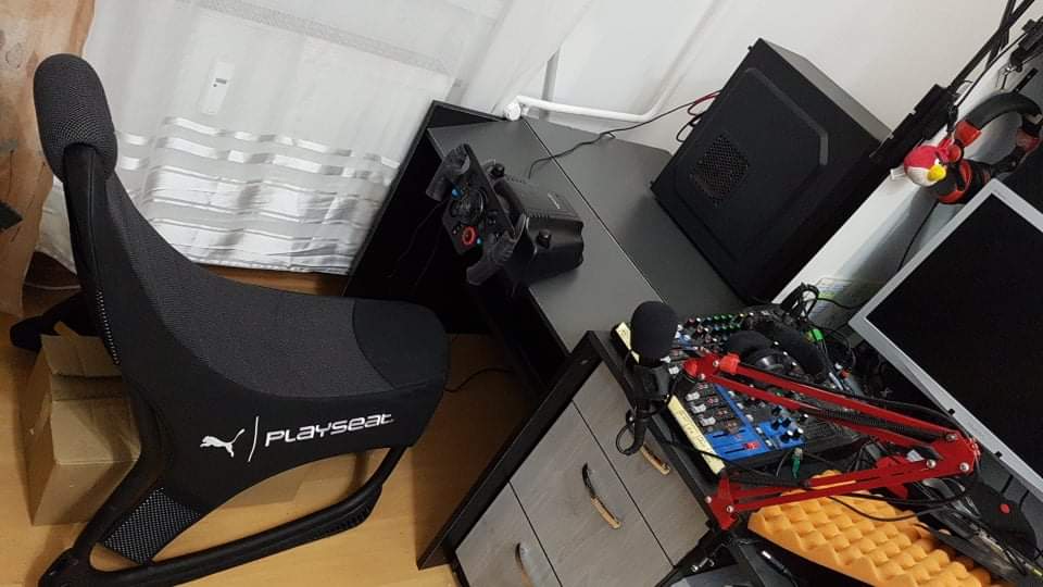 manieck's tweet photo. Alakul... 😊 még egy monitornyira vagyok a Luxortól 🏁😎 #playseat #streamer #TwitchStreamers #twitchstreaming #twitch https://t.co/np7yMlEbSo