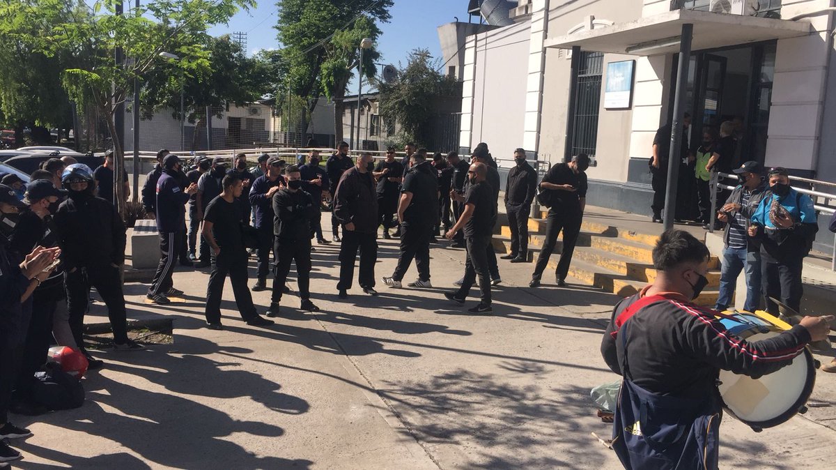 SutcapraOk's tweet photo. #AHORA ‼️ Retención de tareas y protestas contra la empresa de seguridad Murata por irregularidades varias y persecución sindical contra compañeros afiliados de la Rama de Vigilancia Ferroviaria #SUTCAPRA
@TrenesArg @MartinMarinucci @MinTrabajoAR @danielomarnovoa @AlexisGuerrera https://t.co/pKwWfWVE9h