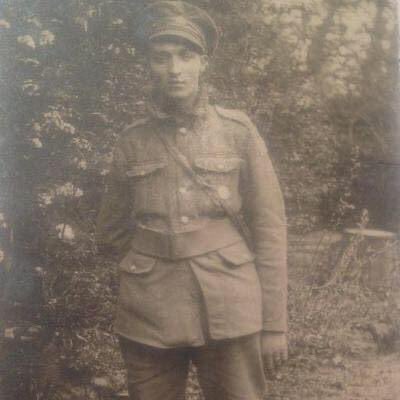 tchisholmcomm's tweet photo. My Great Grandfather served with the Calgary Field Ambulance in WWI. Spent 4 years crawling through muddy battlefields to help the wounded regardless of what uniform they wore. One of the fortunate to come home. #RemembranceDay2021 https://t.co/zHmErJzJFm