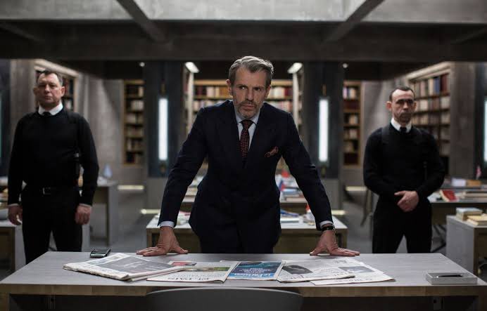 __madore__nu's tweet photo. フランス映画『9人の翻訳家 囚われたベストセラー』(Les Traducteurs) 鑑賞。出版社と翻訳家の駆け引きスリラー。情報漏洩防止のため、地下室で翻訳を強いられる翻訳家たち…… 

他言語でてくるので、語学好きには嬉しい。あと文学好きにも。なかなかないジャンルで面白かった。 https://t.co/6HJDHsiSqb