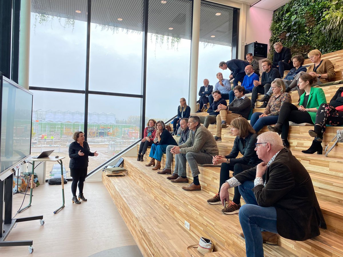 Ik mocht net even allemaal directeuren van VMBO en MBO <a href="/AeresNL/">Aeres</a> vertellen over wat we doen met (hun) leerlingen en studenten <a href="/AcademyFloriade/">FloriadeAcademy</a>. Altijd leuk, mensen enthousiasmeren 😊🤩 #jongtalent #verbinding #kansencreëren #Floriade