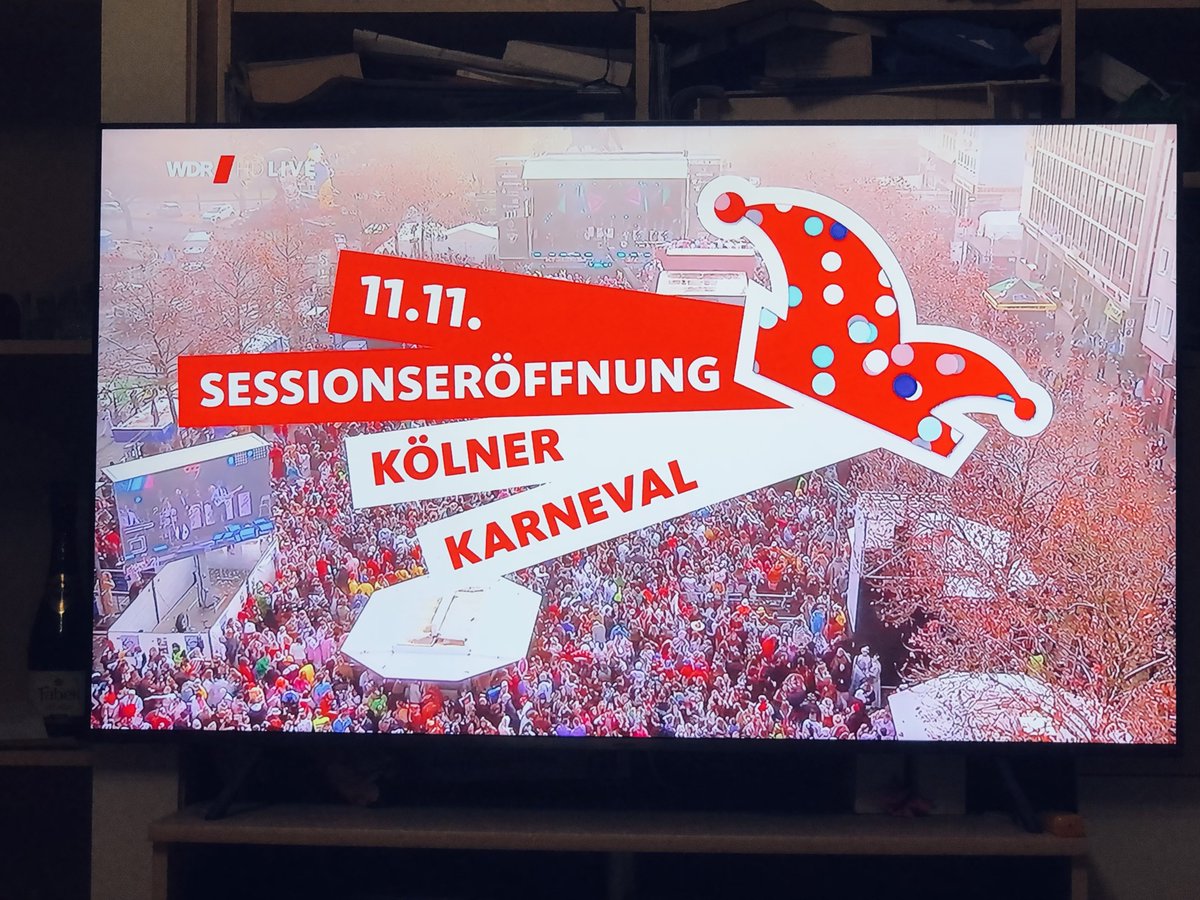 ErsatzWaise's tweet photo. Köln, ich liebe dich. Eigentlich. Wirklich. 

Aber sag mal … 
HAST DU DEN ARSCH AUF?

Und die alte im TV:
„Schön, dass sich alle an die Regeln halten ..“

BIST DU BLIND? 
#Karneval #Spreaderevent #Koeln

Ich bin sehr, sehr müde .. sehr .. https://t.co/Qtg1pNfZhh