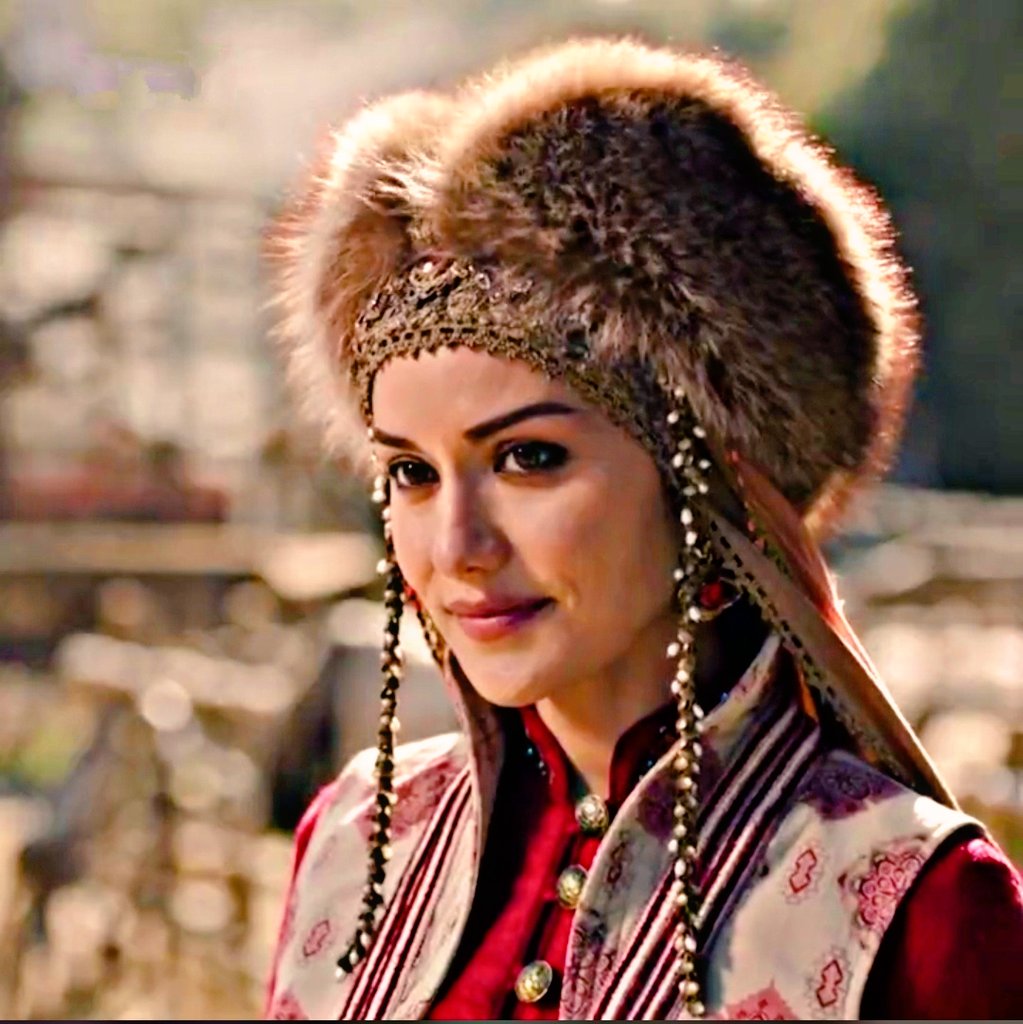 "..Hançer gibi keskin ve çiçekler gibi ince.." ❣ ❣ 
#AlparslanBüyükSelçuklu
{#AkAlp}
#BarışArduç • #FahriyeEvcen