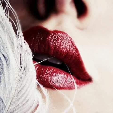 هذه الليله سارسل  ثلاث قبلات 💋💋💋
الأولى بنكهة البراءة تشاغب شفتيه💋
والثانية ستكون على العنق بنكهة مستفزة 💋
والأخيرة بنكهة الكرز والتوت المثيرة 💋