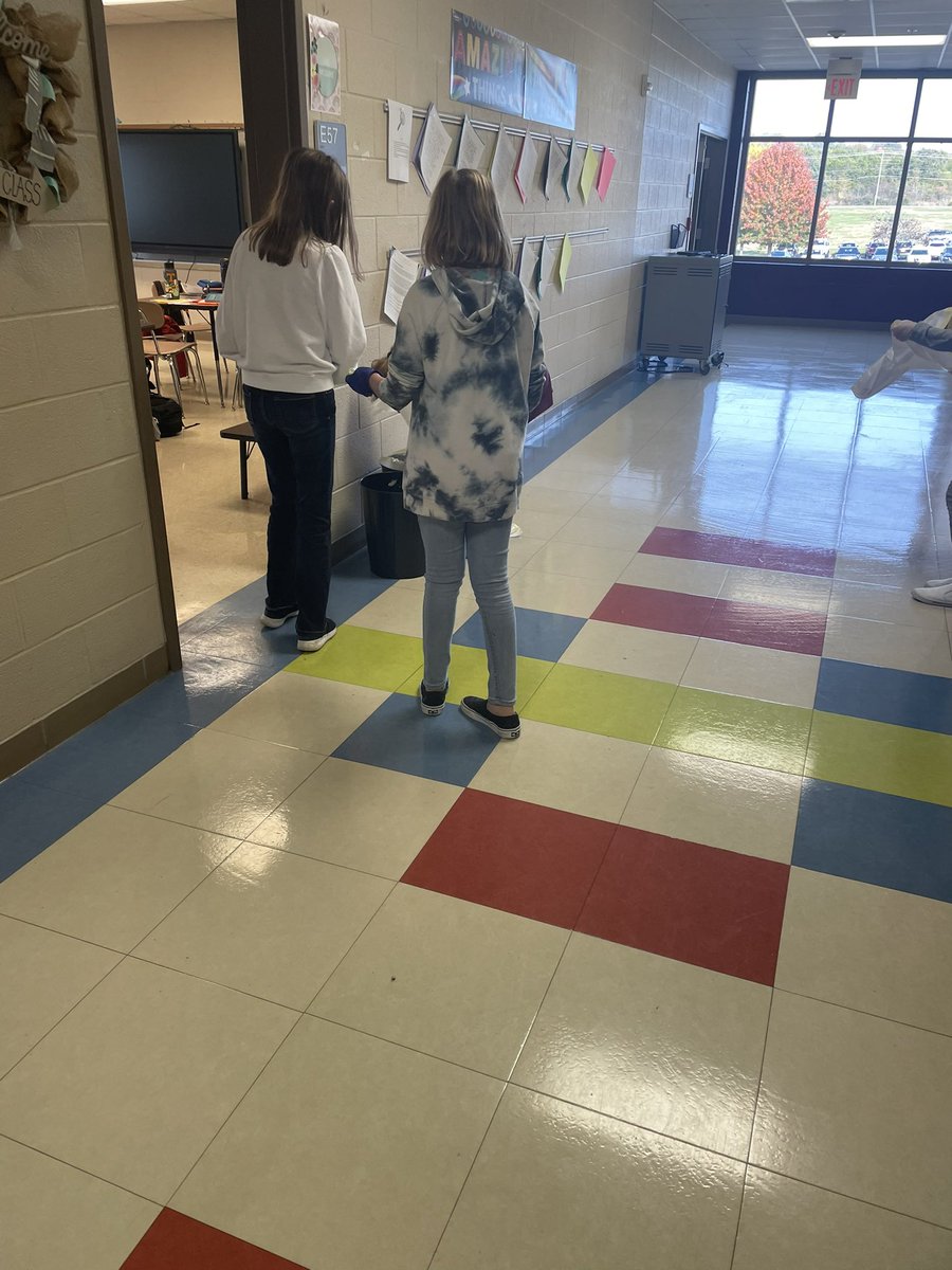 jmitchell5th's tweet photo. SCE Student Leadership Team jumping in to help our custodians with an act of service. https://t.co/PVTfQPhDN3