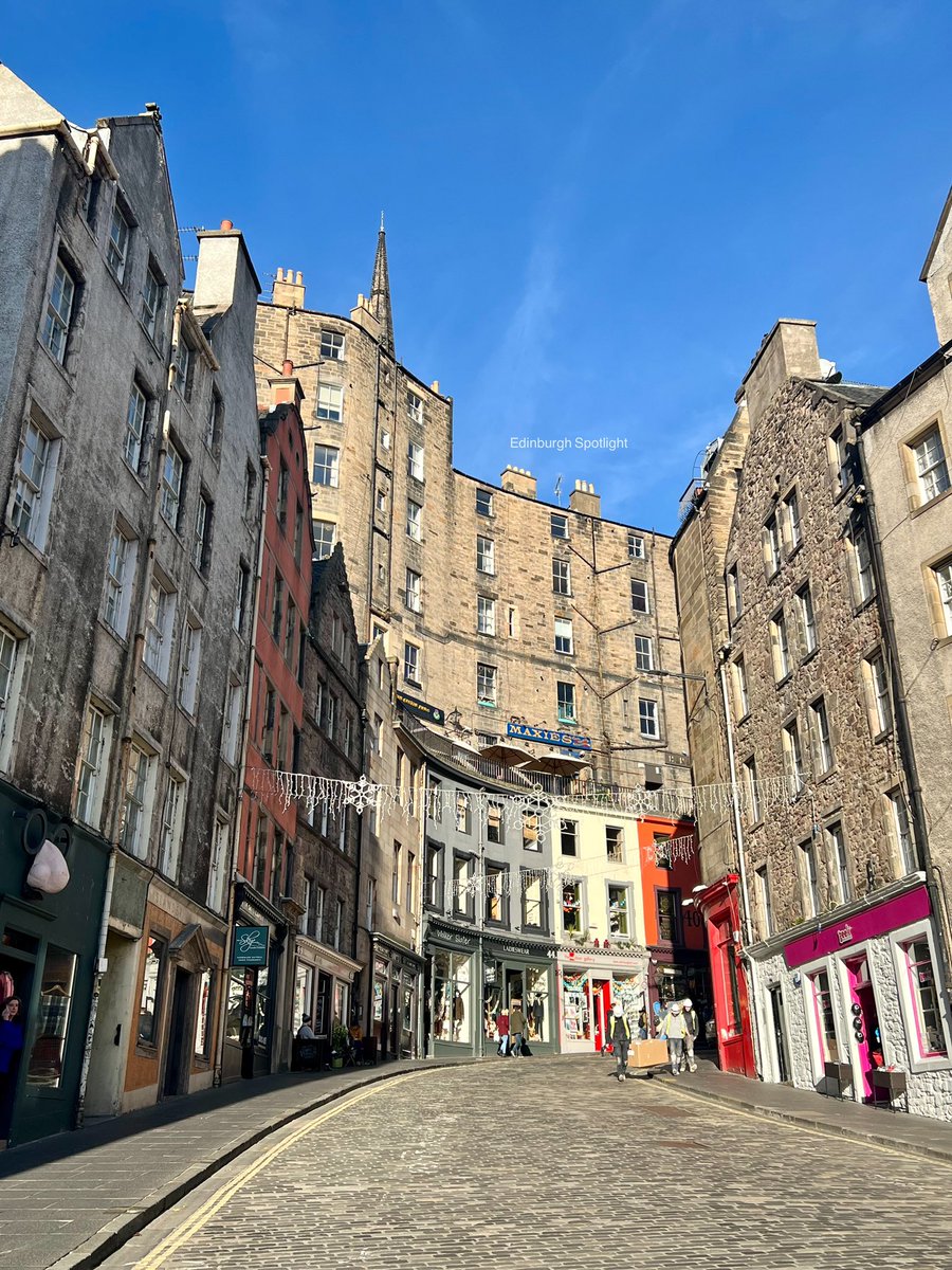 Hello from West Bow! Such a gorgeous day in Edinburgh 😎