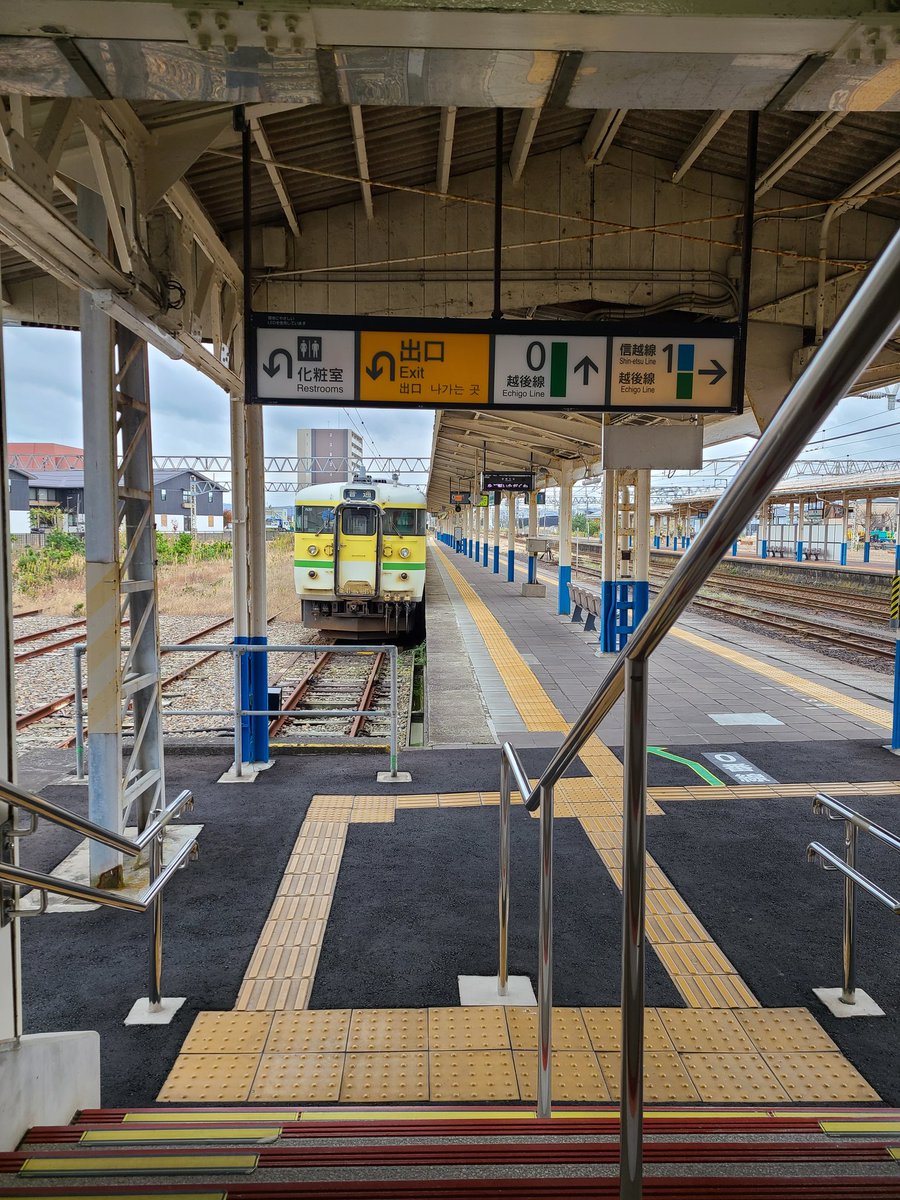 unohaman's tweet photo. いまから109年前の今日
1912年(大正元年)11月11日は、越後線の前身となる越後鉄道の石地駅~柏崎駅間が開業した日ということで、所要がてら柏崎駅と石地駅で115系を撮影してきました
#今日は何の日
#越後線
#柏崎駅
#石地駅
#115系
#156M
#弥彦色N36
#キムワイプ
#二次新潟色N35
#懐かしの新潟色N40 https://t.co/FMFYErElP9