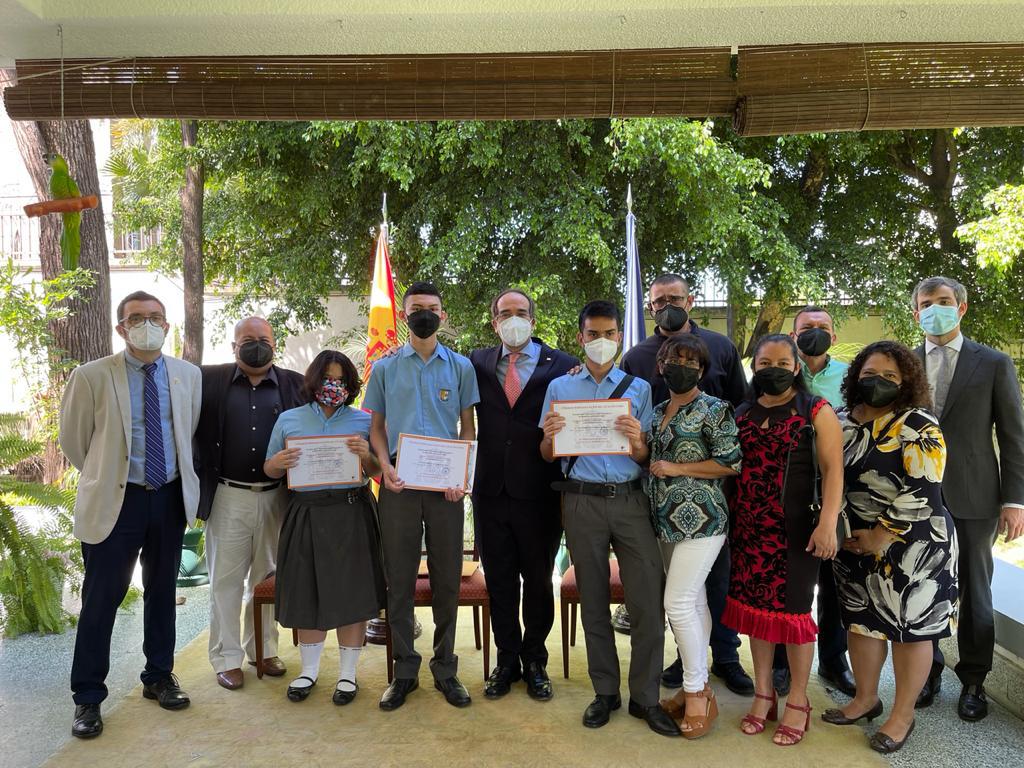 ColPadreArrupe's tweet photo. ¡Nuestros estudiantes son lo más! 3 estudiantes han sido reconocidos en el PREMIO @EmbEsElSalvador 12 DE OCTUBRE 2021. El tema del certamen se centró en conocer lo que significa España para las niñas y niños de 3ºCiclo y Bach. Había3 categorías: dibujo, fotografía y literatura https://t.co/xw2nCU3Gcl