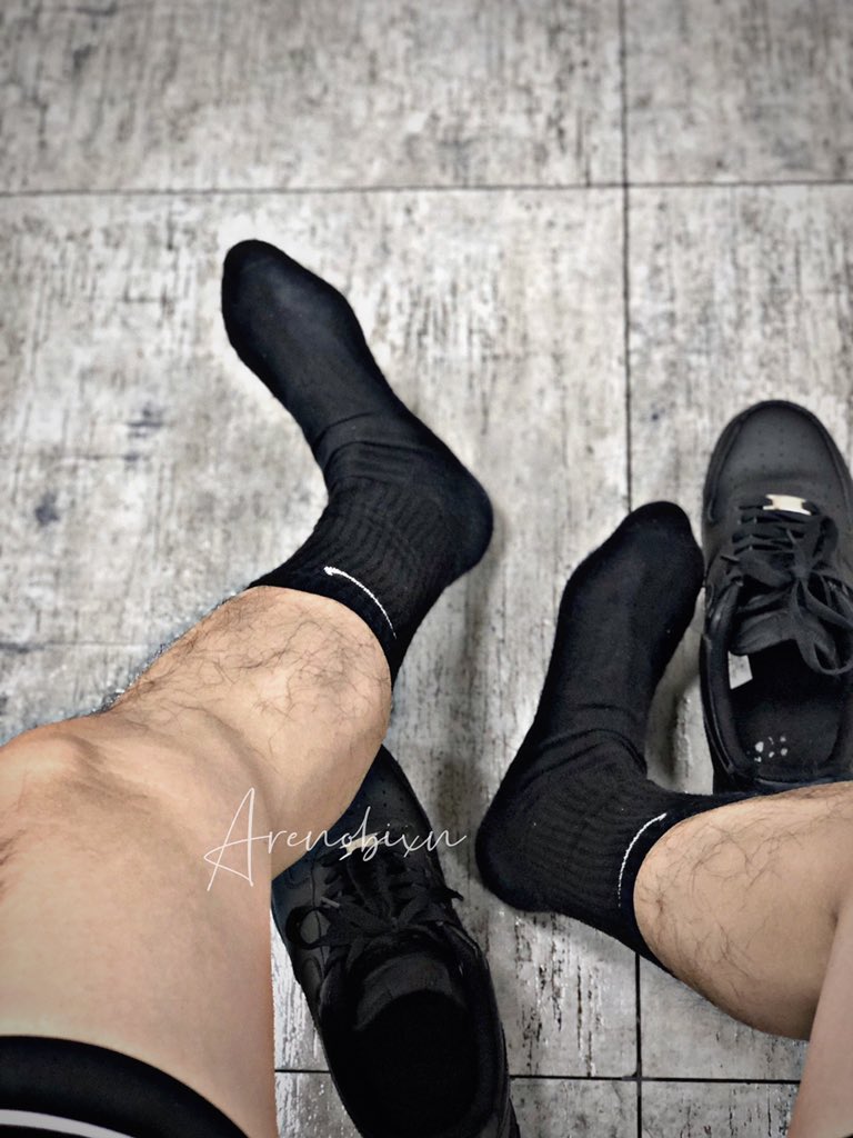 Arenobixn's tweet photo. 近几个月的社交状态：
莫挨老子

#黑袜 
#blacksocks https://t.co/yLMPx9m2zu