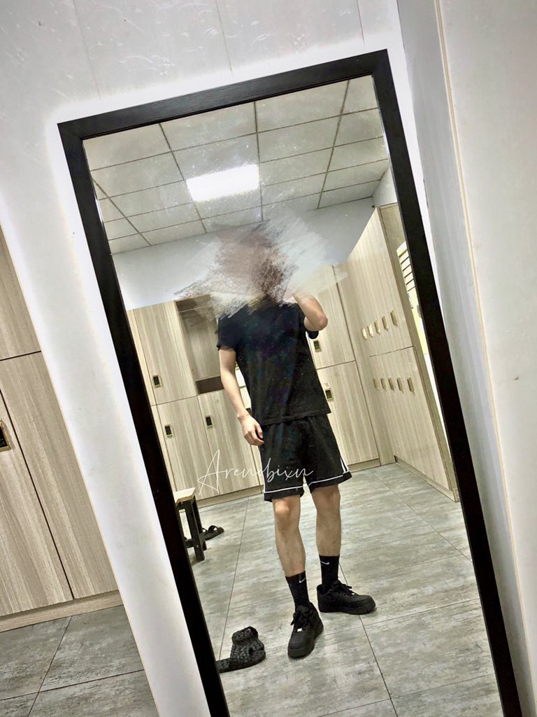 Arenobixn's tweet photo. 近几个月的社交状态：
莫挨老子

#黑袜 
#blacksocks https://t.co/yLMPx9m2zu