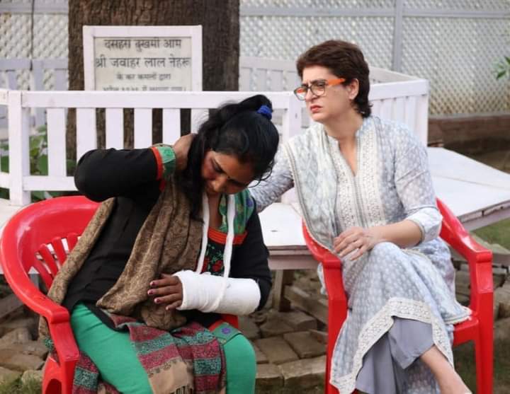 priyankagandhi's tweet photo. आज मैंने शाहजहांपुर में पुलिस द्वारा प्रताड़ित की गईं आशा बहनों से मुलाकात की। उनको अपनी मांगें उठाने के लिए मुख्यमंत्री जी की सभा के बाहर बेरहमी से पीटा गया था।

आशा बहनें कोरोना के दौरान, टीकाकरण के समय, प्रसव एवं अन्य मौकों पर दिन रात डटी रहीं। https://t.co/peaJ8uJKqF