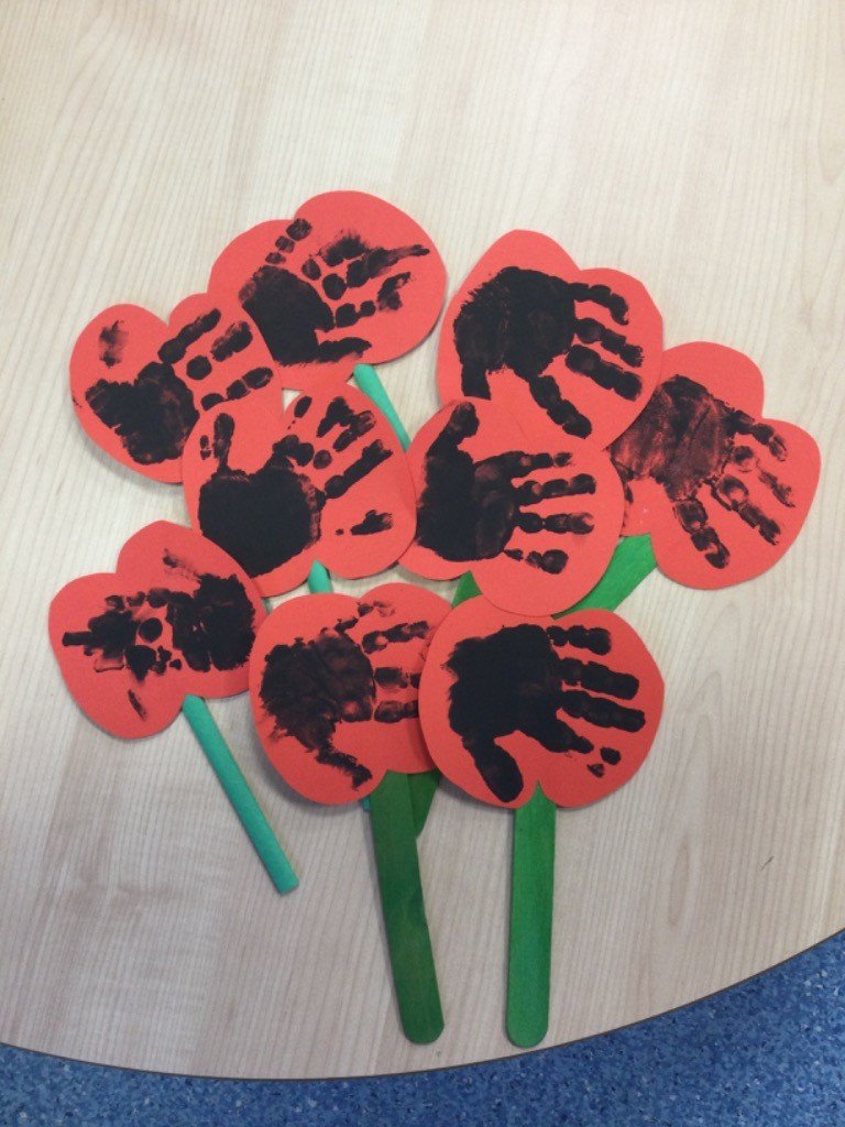 AKSSchool's tweet photo. This week our Ducklings @AKSPrepSchool have used their hands to create poppy pictures. #LestWeForget #Remembrance2021 #LearningEarly https://t.co/y2QeN5Srfp