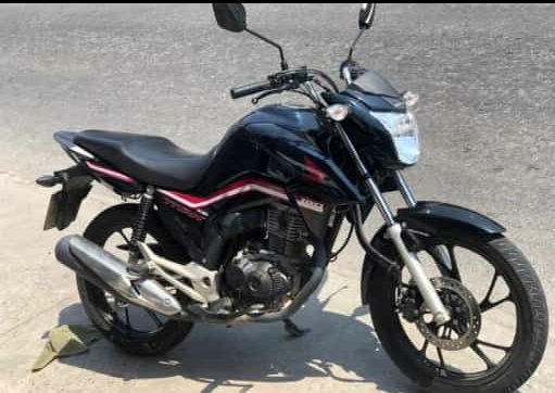coe familia venho pedir a ajuda de vocês , roubaram essa moto ai no bairro engenho pequeno e peço a ajuda de vocês se ver a moto em algum lugar , fazer contato comigo por favor , moto de trabalho , ajuda ai...🙏🏻🙏🏻😭