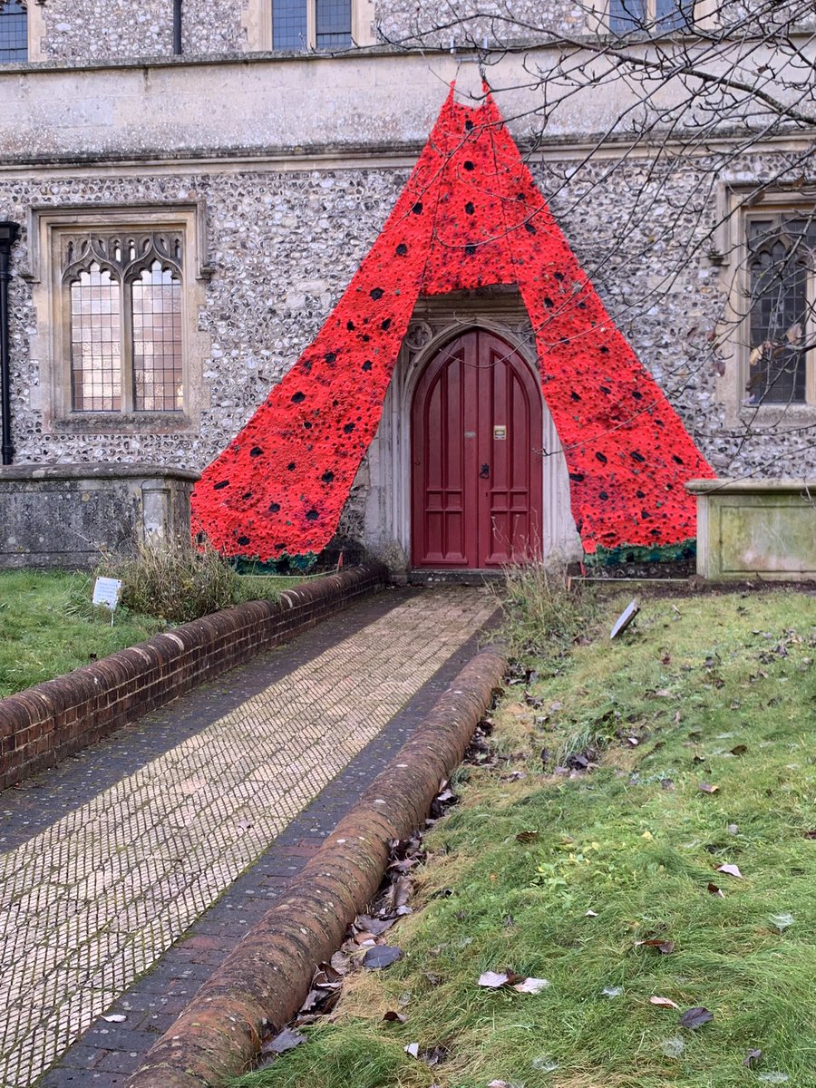 ThePepperPotUK's tweet photo. Local church looking lovely with hundreds of knitted poppies. #Remembrance #LestWeForget #armisticeday #WeWillRememberThem https://t.co/PBc0mYXRwv