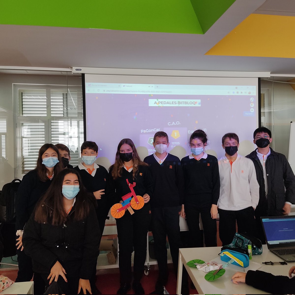 carmennavarro1's tweet photo. Hoy en el proyecto #PrográmateUnaVidaSaludable
#PCT3ESO "coopertimos" en un @Kahoot muy reñido. Ya tenemos el podio de nuestros aprendices de programación. #ProgramarMola https://t.co/RxjZ1HmMv5