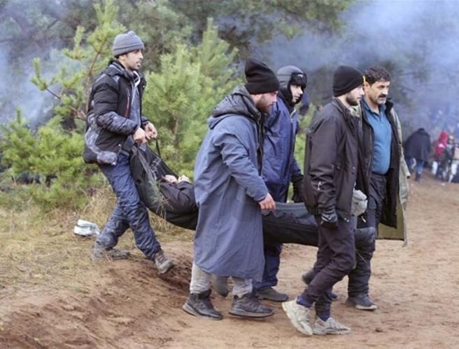 Heyva__Sor's tweet photo. Heyva Sor ve ortak çalıştığımız Avrupadaki diğer Kürt yardım kurumlarıyla birlikte yaklaşık bir haftadır gerekli izinleri almak ve Polonya-Belarus sınırındaki göçmenlere yardım ulaştırmak için çabalıyoruz. Başta Polonya konsolosluğu ve diğer kurumlara başvurularımız devam ediyor. https://t.co/uI63A0OlQb