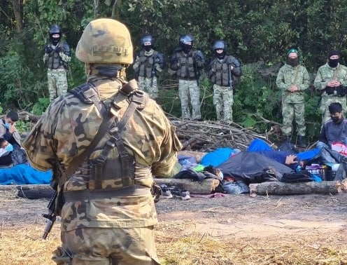 Heyva__Sor's tweet photo. Heyva Sor ve ortak çalıştığımız Avrupadaki diğer Kürt yardım kurumlarıyla birlikte yaklaşık bir haftadır gerekli izinleri almak ve Polonya-Belarus sınırındaki göçmenlere yardım ulaştırmak için çabalıyoruz. Başta Polonya konsolosluğu ve diğer kurumlara başvurularımız devam ediyor. https://t.co/uI63A0OlQb