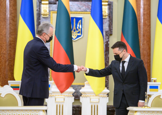 GitanasNauseda's tweet photo. Productive conversation with @ZelenskyyUa on worsening illegal #migration situation at 🇪🇺 - #Belarus border&amp; movement of #Russian troops at the Eastern border of 🇺🇦.  In turbulent times most important is to be on the same page with your partners&amp; allies. https://t.co/Kcxc0N7yKZ
