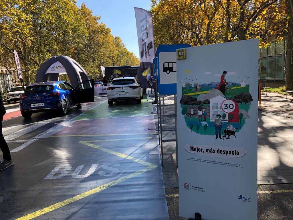 AyuntamientoVLL's tweet photo. 🚗🔌El concejal de Movilidad, @velezpsoe visita en la Plaza Zorrilla el circuito del Programa #Urban de la @DGTes y @renault_esp un #roadshow con carácter educativo que da a conocer cómo conseguir una movilidad más segura, tecnólogica y sostenible en los entornos urbanos. https://t.co/tIHJSu3Rya