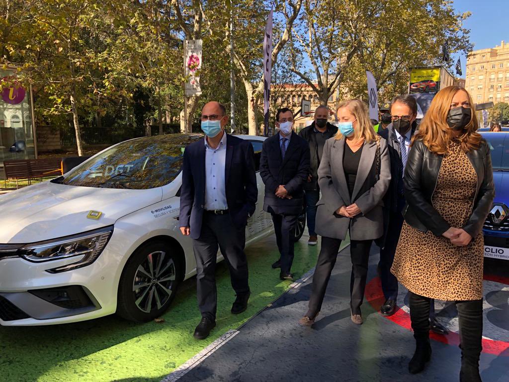AyuntamientoVLL's tweet photo. 🚗🔌El concejal de Movilidad, @velezpsoe visita en la Plaza Zorrilla el circuito del Programa #Urban de la @DGTes y @renault_esp un #roadshow con carácter educativo que da a conocer cómo conseguir una movilidad más segura, tecnólogica y sostenible en los entornos urbanos. https://t.co/tIHJSu3Rya