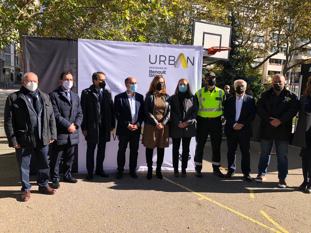 AyuntamientoVLL's tweet photo. 🚗🔌El concejal de Movilidad, @velezpsoe visita en la Plaza Zorrilla el circuito del Programa #Urban de la @DGTes y @renault_esp un #roadshow con carácter educativo que da a conocer cómo conseguir una movilidad más segura, tecnólogica y sostenible en los entornos urbanos. https://t.co/tIHJSu3Rya
