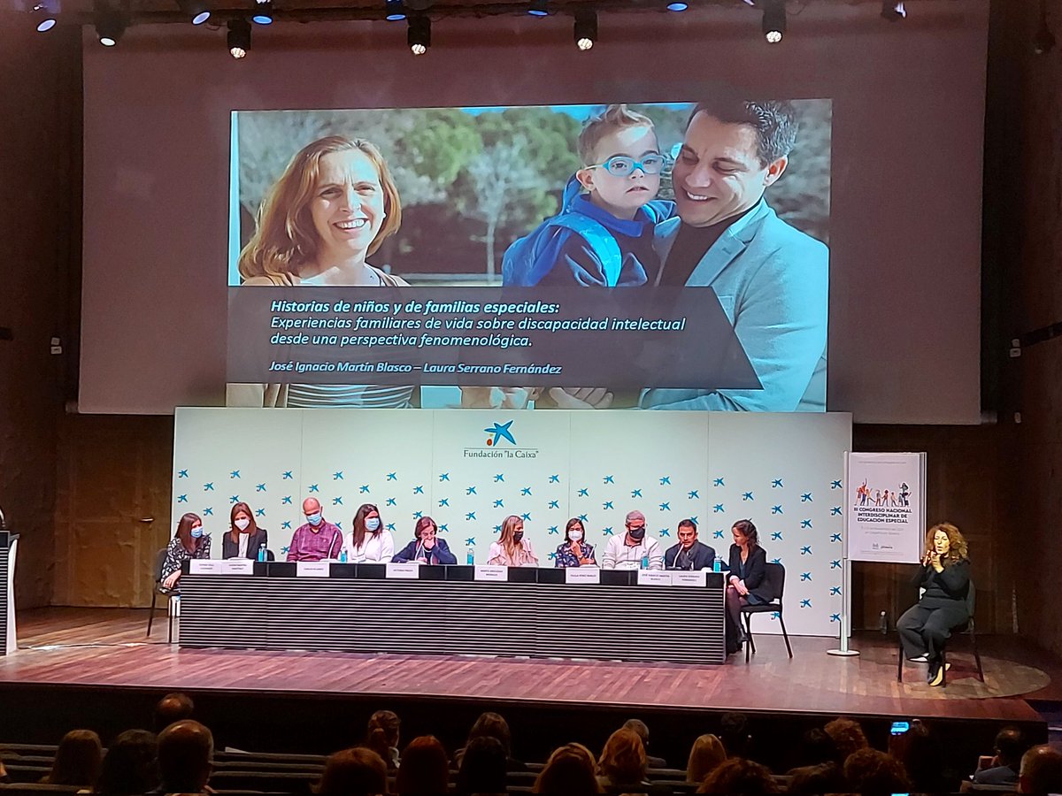 FSIEAndalucia's tweet photo. La #discapacidad produce alteraciones en las dinámicas y roles familiares. @laura_serrano86 y @Nachetemartin, del @ColegioCambrils, nos hablan de las experiencias familiares de vida sobre #discapacidad intelectual desde una perspectiva femenológica. #IIICongresoEducacionEspecial https://t.co/UOfIly4Vx7