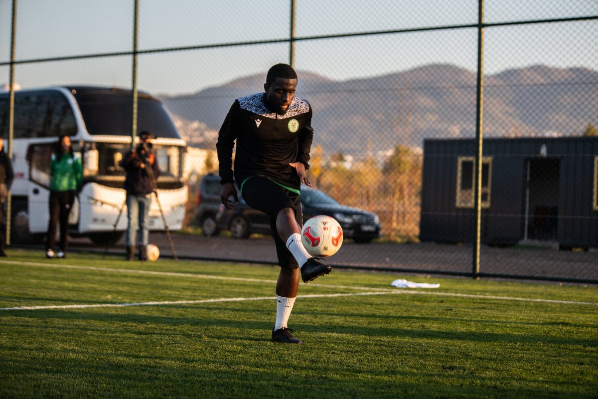 fedcomfootball's tweet photo. Les @_coelacanthes ont pu profiter d’un beau soleil pour l’entraînement du jour ! #slcom #comores 🇰🇲 https://t.co/f2UOWRjHBP