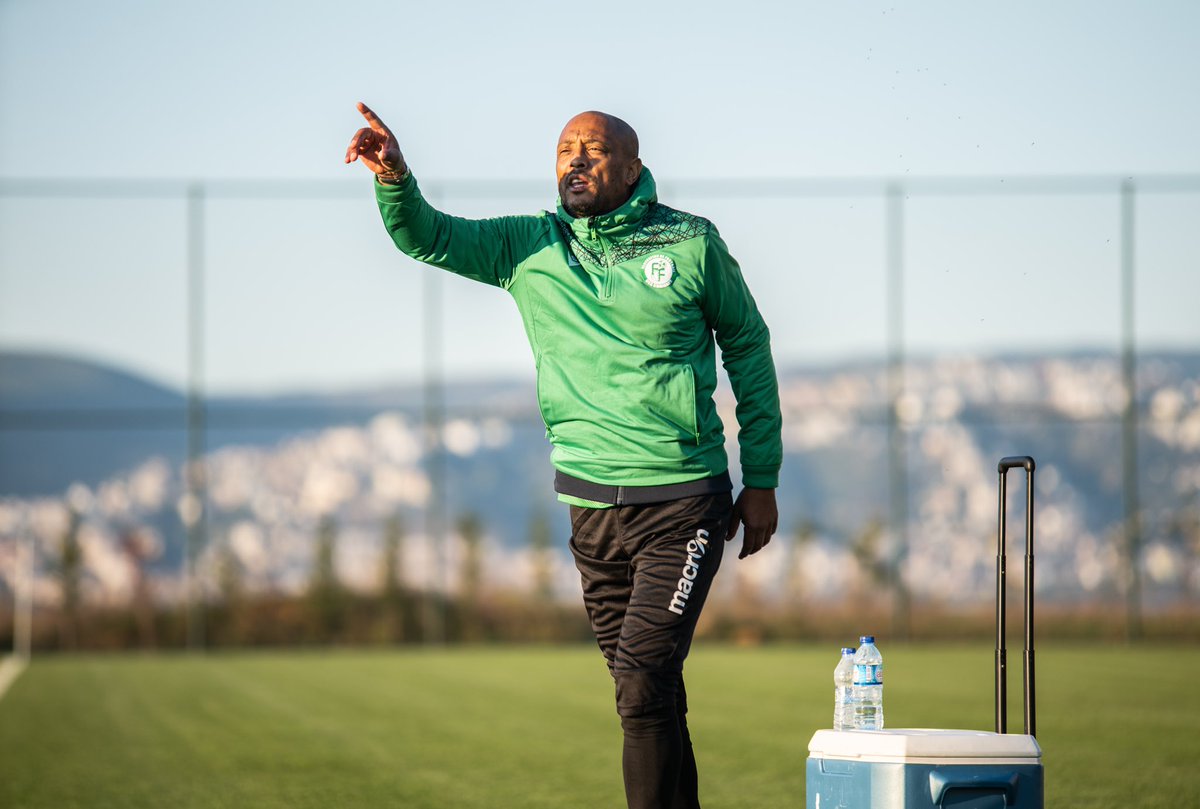 fedcomfootball's tweet photo. Les @_coelacanthes ont pu profiter d’un beau soleil pour l’entraînement du jour ! #slcom #comores 🇰🇲 https://t.co/f2UOWRjHBP