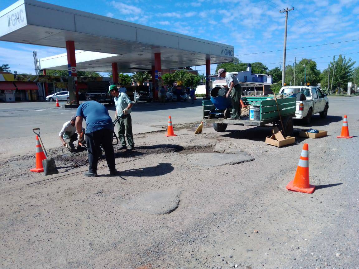 🚧 Algunos trabajos que se realizan durante la mañana de hoy:

◾ Hormigonado de baches en Colectoras de Ruta 29 en acceso a la ciudad. En la mañana de hoy la cuadrilla de Bacheo de Servicios Públicos realiza estás tareas.