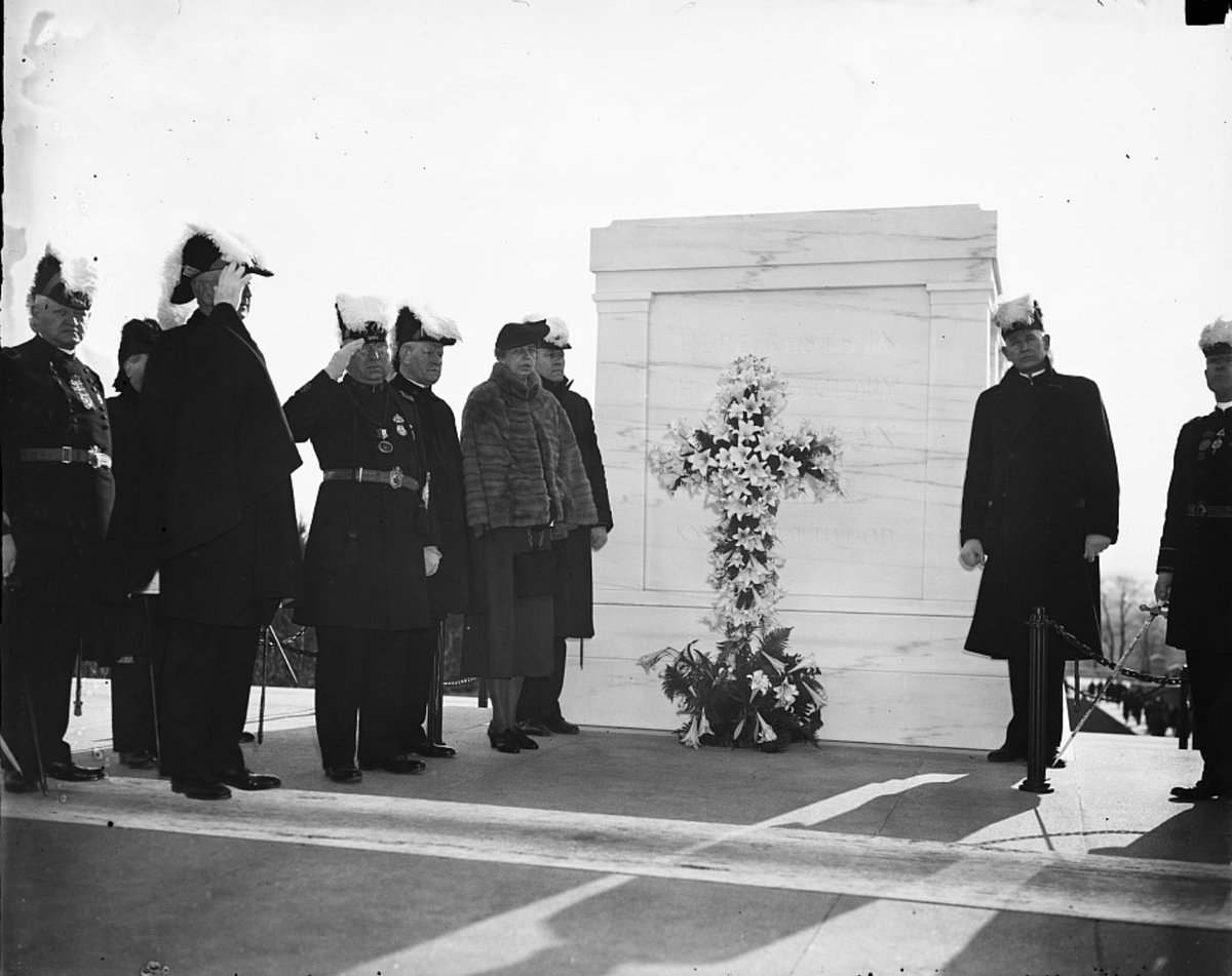 DCGrandLodge's tweet photo. On this very special Veteran’s Day, we mark the Tomb of the Unknown Soldier's centennial. For over 100 years, #DCGrandLodge has served as host to sojourning Masons visiting the hallowed monument. Pictured: First Lady Eleanor Roosevelt joins DC’s Knights Templar at the Tomb. https://t.co/cllurzb19T