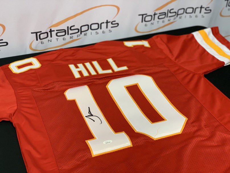ArrowheadLive's tweet image. 🚨GIVEAWAY TIME🚨

Want a chance to win this signed Tyreek Hill(@cheetah) jersey from @TSEKansasCity?✍️

To enter all you need to do is:
1️⃣ RETWEET this tweet
2️⃣ FOLLOW @ArrowheadLive &amp;amp; @TSEKansasCity

Giveaway ends 11/21 at 7pm CST!⏳
#Chiefs | #ChiefsKingdom