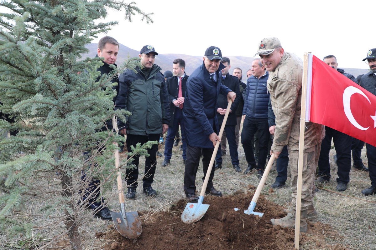 BitlisValiligi's tweet photo. Milli Ağaçlandırma Gününde Fidan Dikme Seferberliği, Vali  Oktay Çağatay��ın Katılımıyla Gerçekleştirildi
https://t.co/L4EbvmlO40 https://t.co/zlwr2UEK83
