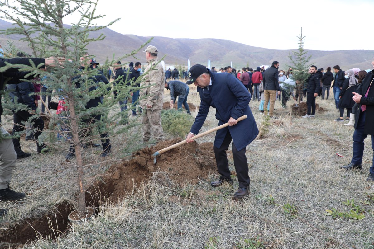 BitlisValiligi's tweet photo. Milli Ağaçlandırma Gününde Fidan Dikme Seferberliği, Vali  Oktay Çağatay��ın Katılımıyla Gerçekleştirildi
https://t.co/L4EbvmlO40 https://t.co/zlwr2UEK83