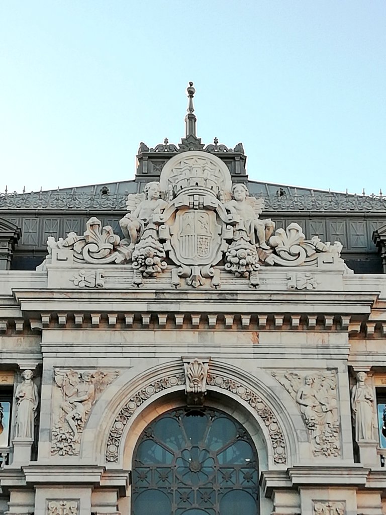 RicardoDoming's tweet photo. Casi lista la ampliación de aceras en la calle Alcalá. Mucho mejor para ver una joya desconocida de #Madrid: el escudo republicano del Banco de España | Scudo repubblicano della Banca di Spagna | Republican coat of arms at Bank of Spain https://t.co/GX12FH9KyO