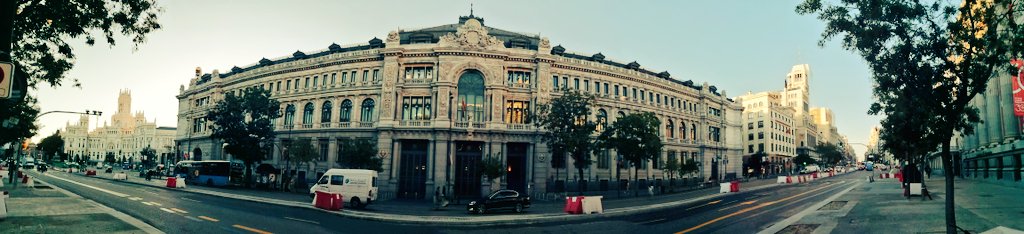 RicardoDoming's tweet photo. Casi lista la ampliación de aceras en la calle Alcalá. Mucho mejor para ver una joya desconocida de #Madrid: el escudo republicano del Banco de España | Scudo repubblicano della Banca di Spagna | Republican coat of arms at Bank of Spain https://t.co/GX12FH9KyO
