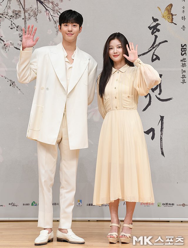 khemkhemm's tweet photo. HyoSeop x YooJung ♥️

#LoversOfTheRedSky PressCon 
#HaHong #HongChunGi
#AhnHyoSeop #KimYooJung https://t.co/ibZnhPD6En