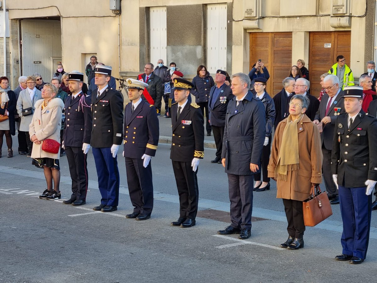 A #Bayeux, au centre de secours, au monument aux morts et place des Déportés, Gwenn JEFFROY, sous-préfet, a présidé 3 cérémonies à l'occasion de la Journée nationale de commémoration de la Victoire et de la Paix, hommage à tous les « Morts pour la France ». #11Novembre #armistice