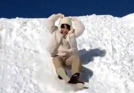 Minkookearn4's tweet photo. น้องจีมินกับหิมะ❄️⛄️⛷ https://t.co/BxEKXLR81M