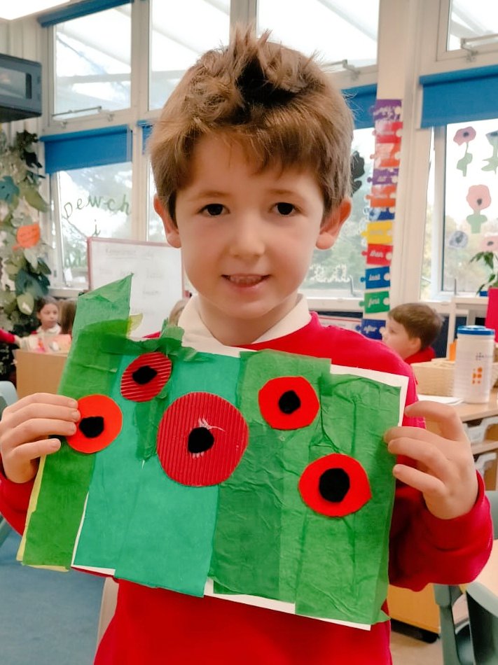 MayalsSchool's tweet photo. Blwyddyn 2 have been busy making and creating this morning! We have been talking about the fallen soldiers and remembering the sacrifices they made. Da iawn pawb! #RemembranceDay2021 #MayCommunity #MayHum #MayExpArts https://t.co/QoZg2fww1k